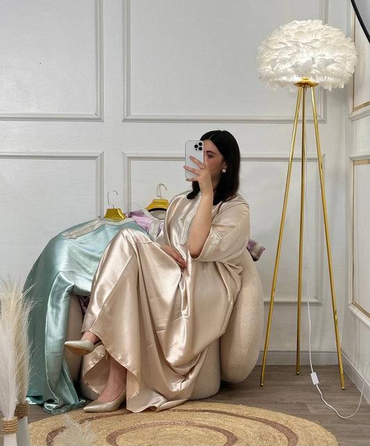 Robe d’hôtesse beige
